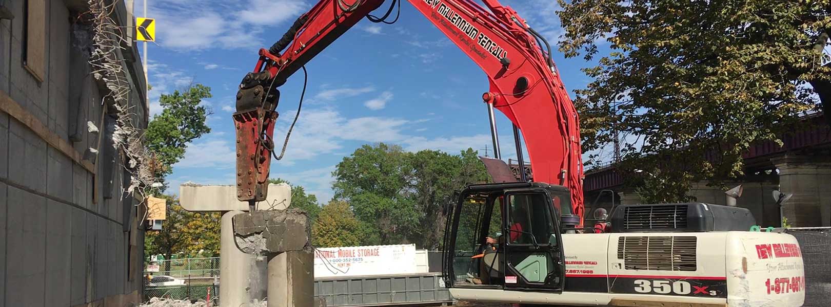 Linkbelt excavator with breaker hammer