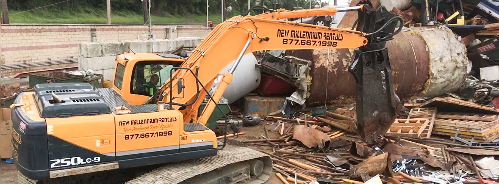 Robex excavator and shear