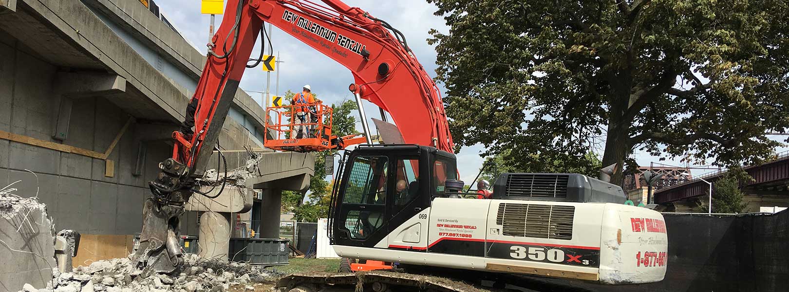 Linkbelt excavator with shear