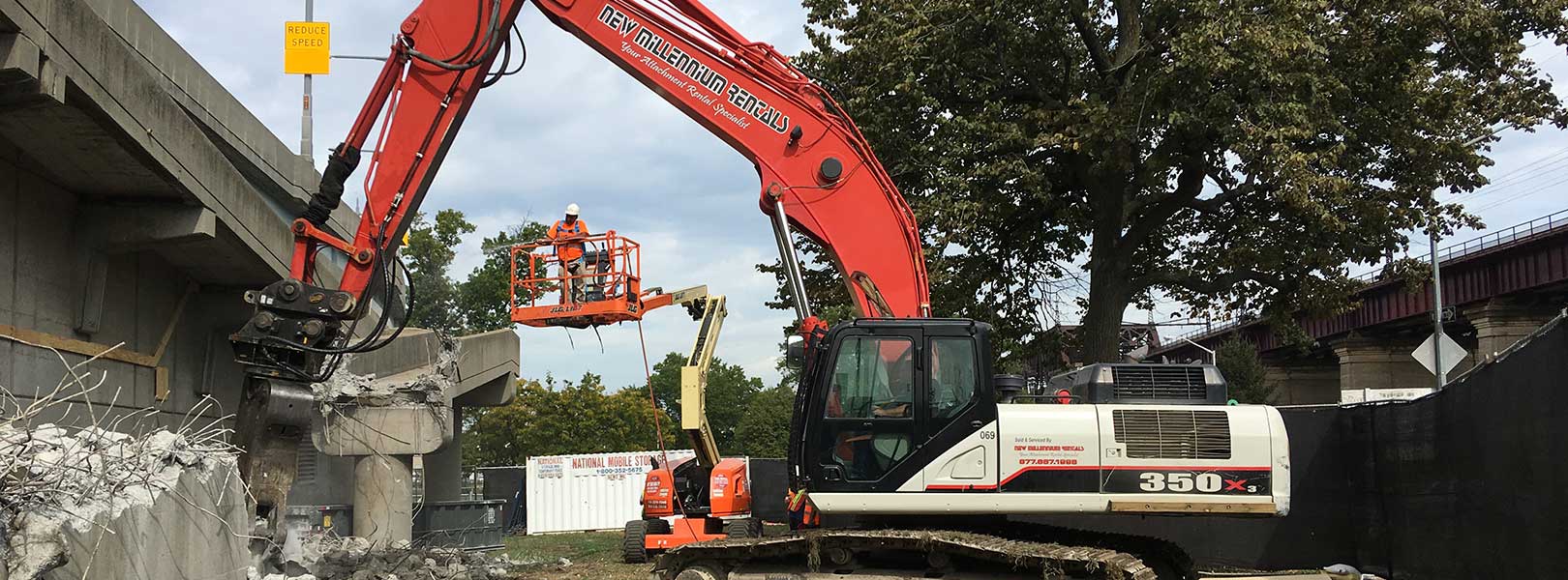 Linkbelt excavator with shear